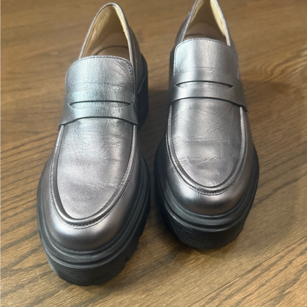 Stuart Weitzman SoHo Sz 7 Lug Sole in Metallic - worn twice